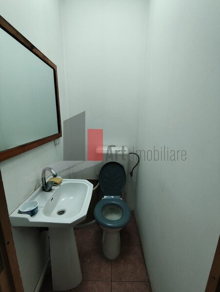 Mosilor, Dacia, urgent, intrare separata, etaj 1/P+1, negociabil.