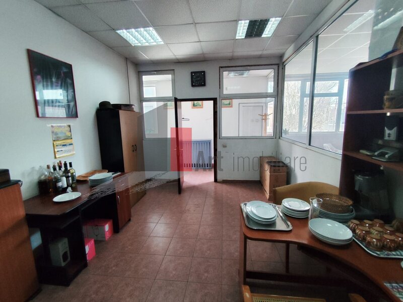 Mosilor, Dacia, urgent, intrare separata, etaj 1/P+1, negociabil.