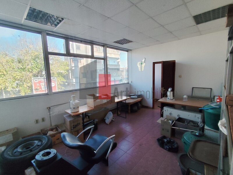 Mosilor, Dacia, urgent, intrare separata, etaj 1/P+1, negociabil.