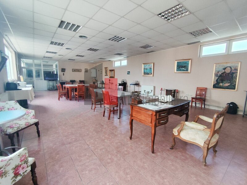 Mosilor, Dacia, urgent, intrare separata, etaj 1/P+1, negociabil.