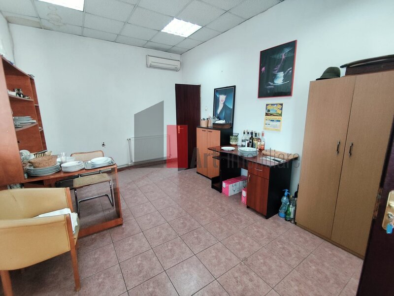 Mosilor, Dacia, urgent, intrare separata, etaj 1/P+1, negociabil.