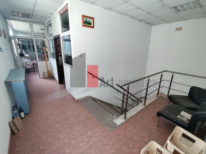 Mosilor, Dacia, urgent, intrare separata, etaj 1/P+1, negociabil.